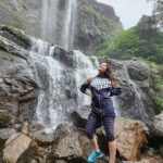 Sonalee Kulkarni Instagram - NEW EPISODE is OUT NOW to watch go to the LINK IN BIO पुन्हा पाऊस पडू लागताच 🌧️ मी या मान्सून ट्रेकला जायचं ठरवलं 💦 #sahyadri च्या कुशीत लपलेल्या या रत्नांचा शोध घेण्यासाठी (धबधबे )💧 As it starts to rain again, I decided to go a must monsoon trek 🌧️ to discover hidden gems ( #waterfalls ) of #sahyadri #pune #maharashtra #tamhinighat with @trekkaroindia and my friends! #newepisode #youtube #sonaleekulkarni #atulkulkarni #aashaykulkarni #shashanksane #dattajadhav #trek ताम्हिणी घाट, निसर्ग सौंदर्य, धबधबे आणी बरेच काही.