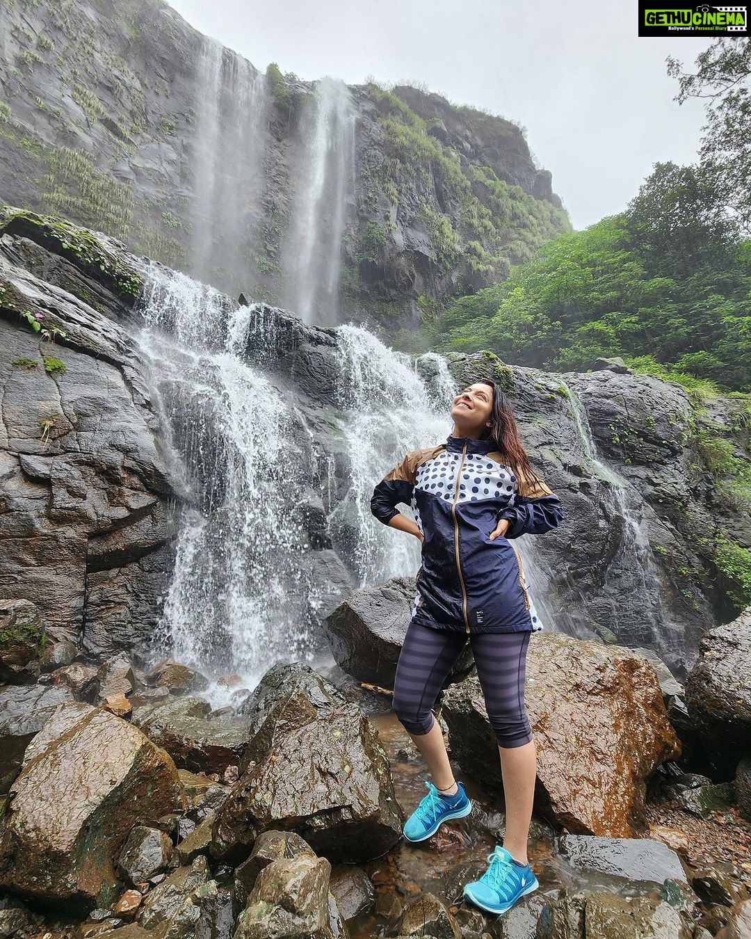 Sonalee Kulkarni Instagram - NEW EPISODE is OUT NOW to watch go to the LINK IN BIO पुन्हा पाऊस पडू लागताच 🌧️ मी या मान्सून ट्रेकला जायचं ठरवलं 💦 #sahyadri च्या कुशीत लपलेल्या या रत्नांचा शोध घेण्यासाठी (धबधबे )💧 As it starts to rain again, I decided to go a must monsoon trek 🌧️ to discover hidden gems ( #waterfalls ) of #sahyadri #pune #maharashtra #tamhinighat with @trekkaroindia and my friends! #newepisode #youtube #sonaleekulkarni #atulkulkarni #aashaykulkarni #shashanksane #dattajadhav #trek ताम्हिणी घाट, निसर्ग सौंदर्य, धबधबे आणी बरेच काही.