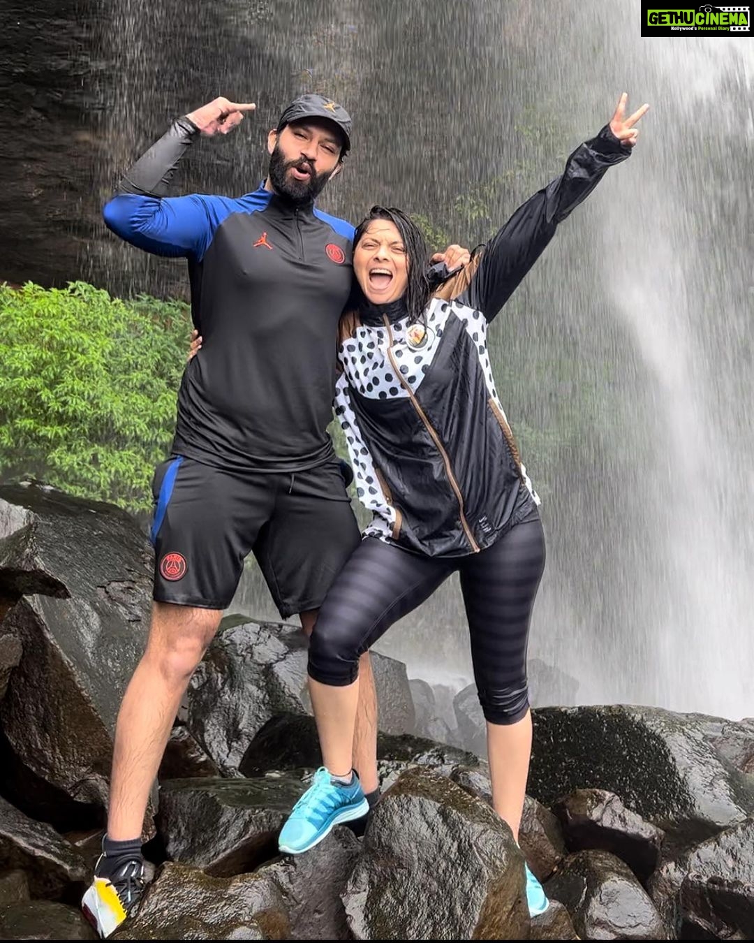 Sonalee Kulkarni Instagram - NEW EPISODE is OUT NOW to watch go to the LINK IN BIO पुन्हा पाऊस पडू लागताच 🌧️ मी या मान्सून ट्रेकला जायचं ठरवलं 💦 #sahyadri च्या कुशीत लपलेल्या या रत्नांचा शोध घेण्यासाठी (धबधबे )💧 As it starts to rain again, I decided to go a must monsoon trek 🌧️ to discover hidden gems ( #waterfalls ) of #sahyadri #pune #maharashtra #tamhinighat with @trekkaroindia and my friends! #newepisode #youtube #sonaleekulkarni #atulkulkarni #aashaykulkarni #shashanksane #dattajadhav #trek ताम्हिणी घाट, निसर्ग सौंदर्य, धबधबे आणी बरेच काही.