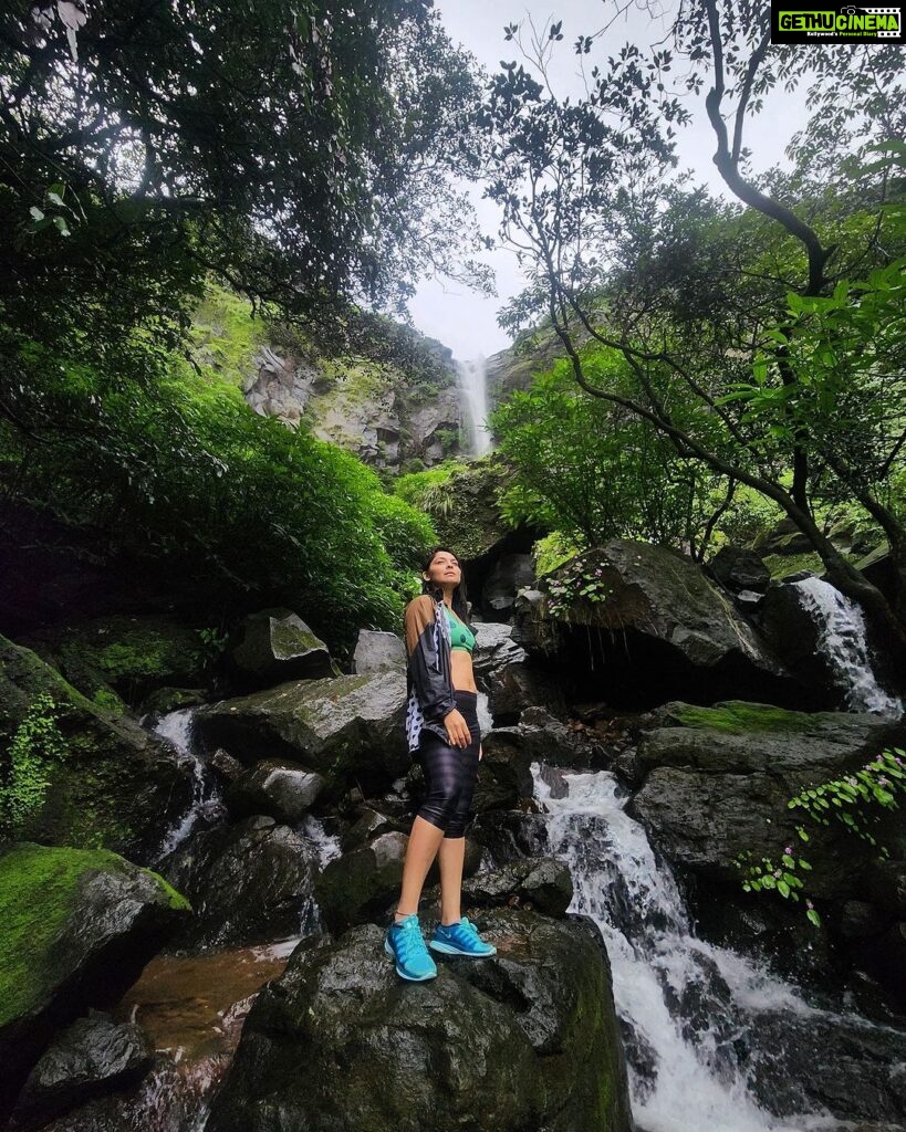 Sonalee Kulkarni Instagram - NEW EPISODE is OUT NOW to watch go to the LINK IN BIO पुन्हा पाऊस पडू लागताच 🌧️ मी या मान्सून ट्रेकला जायचं ठरवलं 💦 #sahyadri च्या कुशीत लपलेल्या या रत्नांचा शोध घेण्यासाठी (धबधबे )💧 As it starts to rain again, I decided to go a must monsoon trek 🌧️ to discover hidden gems ( #waterfalls ) of #sahyadri #pune #maharashtra #tamhinighat with @trekkaroindia and my friends! #newepisode #youtube #sonaleekulkarni #atulkulkarni #aashaykulkarni #shashanksane #dattajadhav #trek ताम्हिणी घाट, निसर्ग सौंदर्य, धबधबे आणी बरेच काही.
