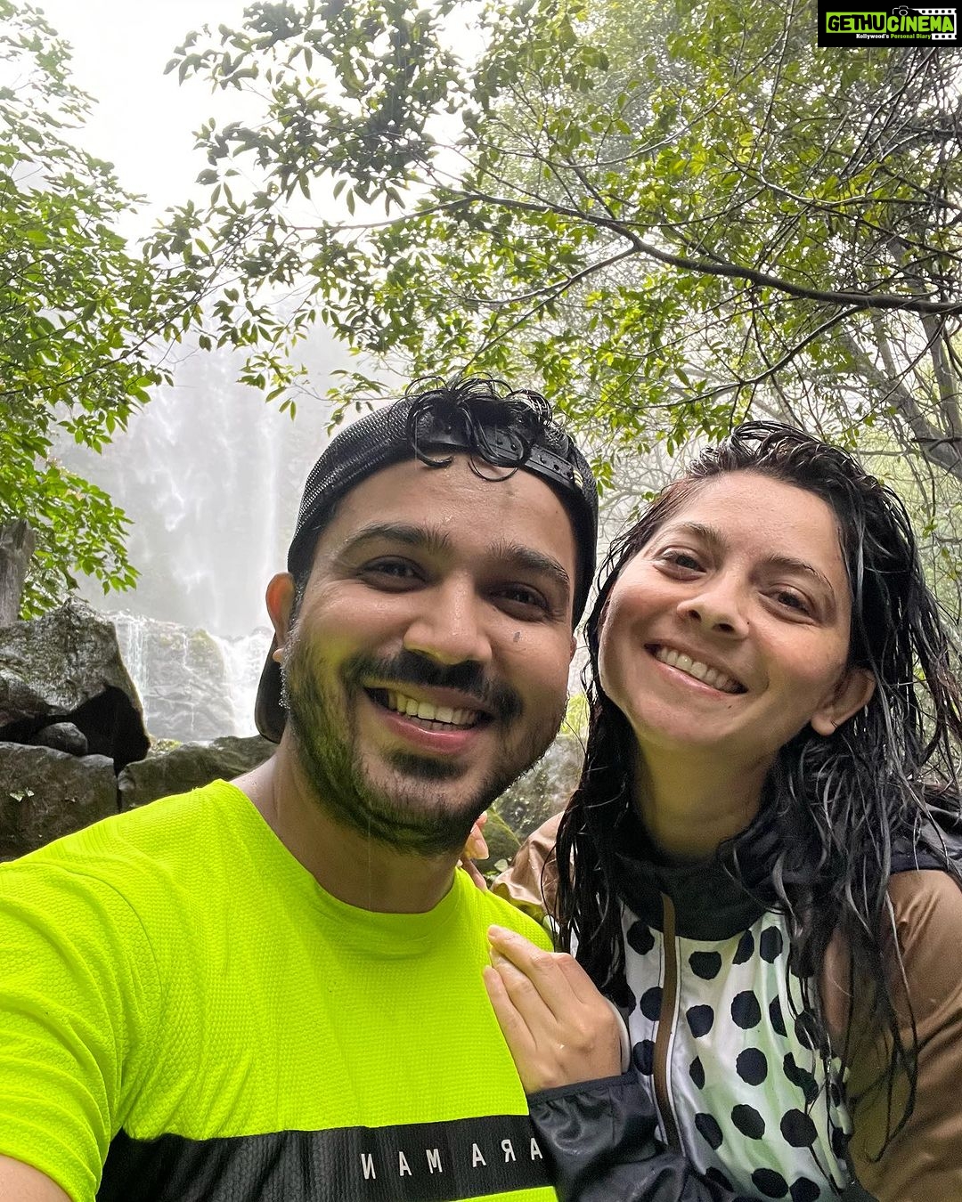 Sonalee Kulkarni Instagram - NEW EPISODE is OUT NOW to watch go to the LINK IN BIO पुन्हा पाऊस पडू लागताच 🌧️ मी या मान्सून ट्रेकला जायचं ठरवलं 💦 #sahyadri च्या कुशीत लपलेल्या या रत्नांचा शोध घेण्यासाठी (धबधबे )💧 As it starts to rain again, I decided to go a must monsoon trek 🌧️ to discover hidden gems ( #waterfalls ) of #sahyadri #pune #maharashtra #tamhinighat with @trekkaroindia and my friends! #newepisode #youtube #sonaleekulkarni #atulkulkarni #aashaykulkarni #shashanksane #dattajadhav #trek ताम्हिणी घाट, निसर्ग सौंदर्य, धबधबे आणी बरेच काही.