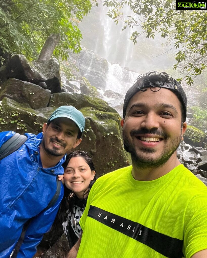 Sonalee Kulkarni Instagram - NEW EPISODE is OUT NOW to watch go to the LINK IN BIO पुन्हा पाऊस पडू लागताच 🌧️ मी या मान्सून ट्रेकला जायचं ठरवलं 💦 #sahyadri च्या कुशीत लपलेल्या या रत्नांचा शोध घेण्यासाठी (धबधबे )💧 As it starts to rain again, I decided to go a must monsoon trek 🌧️ to discover hidden gems ( #waterfalls ) of #sahyadri #pune #maharashtra #tamhinighat with @trekkaroindia and my friends! #newepisode #youtube #sonaleekulkarni #atulkulkarni #aashaykulkarni #shashanksane #dattajadhav #trek ताम्हिणी घाट, निसर्ग सौंदर्य, धबधबे आणी बरेच काही.