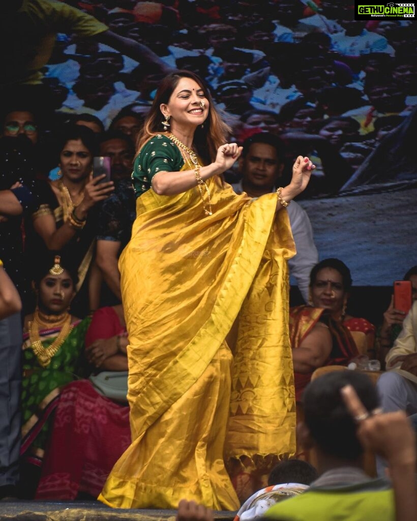Sonalee Kulkarni Instagram - And because you did so well in the last post, I’m posting another one..! Guess this song … 🎵 #sonaleekulkarni #dahihandi #special #marathimulgi #sareelove #sari #gold