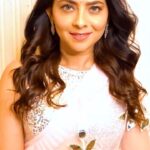 Sonalee Kulkarni Instagram – #AD
Ganesh Chaturthi is here which means a new look. 
Thanks to L’Oreal Paris Casting Creme Gloss Ultra Visible. 
I’m just in love with it.
It has no ammonia, gives a vibrant colour even on dark hair and it lasts 32 washes. It made my hair 5X glossier and shinier even on dark hair. 

I choose Shade 634 Caramel Brown, from their new UV (Ultra Visible) Range.

@lorealparis @amazonfashioninn 

#CastingGlamThisFestiveSeason #WearYourFestiveHair #CastingCremeGloss #UltraVisible #LOrealParis #LOrealParisIndia
#sonaleekulkarni #collab #festivehair 

*24Hr prior allergy patch tests should be done