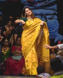 Sonalee Kulkarni Instagram - And because you did so well in the last post, I’m posting another one..! Guess this song … 🎵 #sonaleekulkarni #dahihandi #special #marathimulgi #sareelove #sari #gold