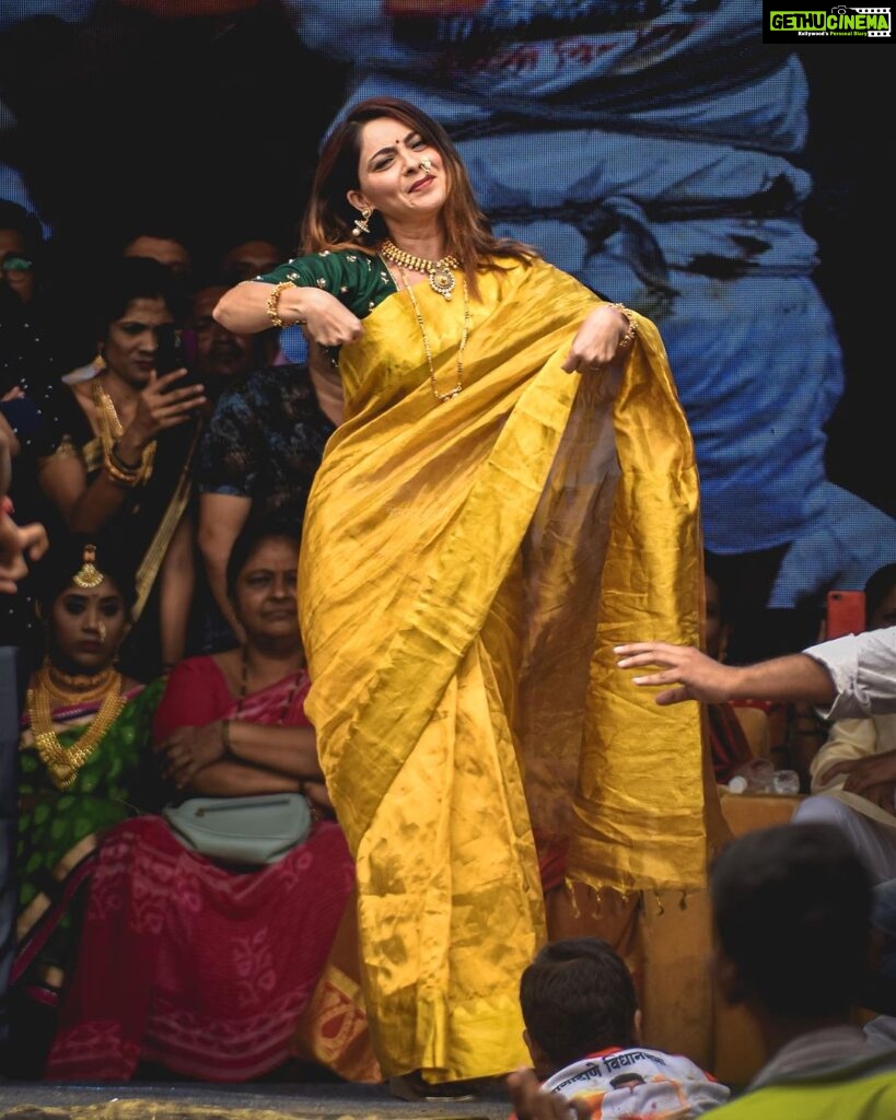Sonalee Kulkarni Instagram - And because you did so well in the last post, I’m posting another one..! Guess this song … 🎵 #sonaleekulkarni #dahihandi #special #marathimulgi #sareelove #sari #gold