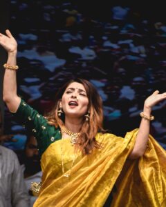 Sonalee Kulkarni Instagram - Guess the song …🎶 

Sari by @zartaricouture 
#candid #pictures #onstage #sonaleekulkarni #dahihandi #marathimulgi #sarees #gold
#instagram #instagood #style
#marathisong #lovefordance