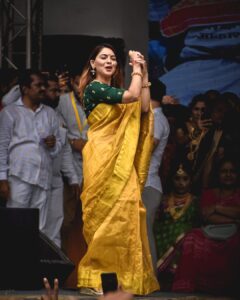 Sonalee Kulkarni Instagram - Guess the song …🎶 

Sari by @zartaricouture 
#candid #pictures #onstage #sonaleekulkarni #dahihandi #marathimulgi #sarees #gold
#instagram #instagood #style
#marathisong #lovefordance