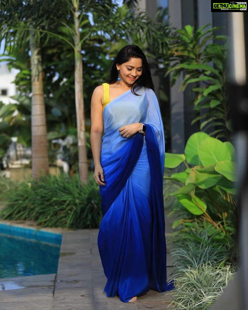 Sonalee Kulkarni Instagram - 🦋 Stylist @sshorewala Outfit @hopeandfaith_arts Location @radissonbluhotelspanashik #sonaleekulkarni #blue #marathimulgi #indian #traditional #sareelove #sari #instagram #instagood #instastyle