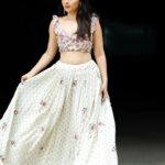 Sonalee Kulkarni Instagram - 🌸 Sunday love 💕 #sonaleekulkarni #saregamalittlechamps Outfit @labelyogitakadam Photographer @sanjaymandre