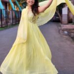Sonalee Kulkarni Instagram - 🌟 Weekend में जब grey skies हो… Spreading some 💡 on your timeline #sonaleekulkarni #pujapatell #shashanksane #yellow #love #happyweekend #saturday