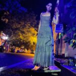 Sonalee Kulkarni Instagram – बारिश में भीगना उसने सिखाया …
बूँदे छलकाना, 
मासूम बच्चे की तरह छतरी फैंककर,
रास्तों पर दौड़ती तस्वीरे, 
उसने खींचे
और फिर छींकते हुए बोला…
घबराओ नहीं, तुम्ही सर्दी नही होगी । 
पागल वो और मै, 
रात भर सडको पर भिगते रहे… ☔️

✍🏻 #rida
#sonaleekulkarni #poem #poetry #hindi #monsoon #rains #love #new #baarish