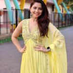 Sonalee Kulkarni Instagram - 🌟 Weekend में जब grey skies हो… Spreading some 💡 on your timeline #sonaleekulkarni #pujapatell #shashanksane #yellow #love #happyweekend #saturday