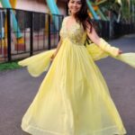 Sonalee Kulkarni Instagram - 🌟 Weekend में जब grey skies हो… Spreading some 💡 on your timeline #sonaleekulkarni #pujapatell #shashanksane #yellow #love #happyweekend #saturday