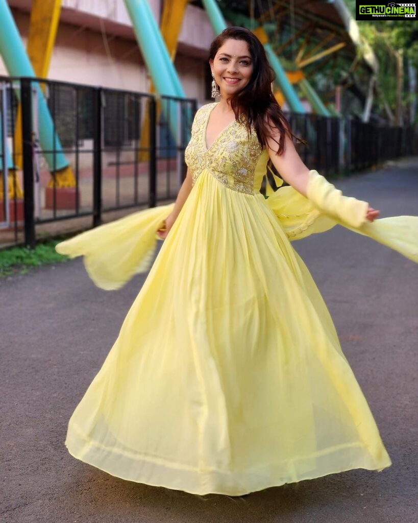 Sonalee Kulkarni Instagram - 🌟 Weekend में जब grey skies हो… Spreading some 💡 on your timeline #sonaleekulkarni #pujapatell #shashanksane #yellow #love #happyweekend #saturday