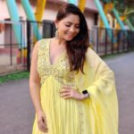 Sonalee Kulkarni Instagram - 🌟 Weekend में जब grey skies हो… Spreading some 💡 on your timeline #sonaleekulkarni #pujapatell #shashanksane #yellow #love #happyweekend #saturday