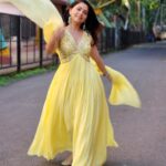 Sonalee Kulkarni Instagram - 🌟 Weekend में जब grey skies हो… Spreading some 💡 on your timeline #sonaleekulkarni #pujapatell #shashanksane #yellow #love #happyweekend #saturday
