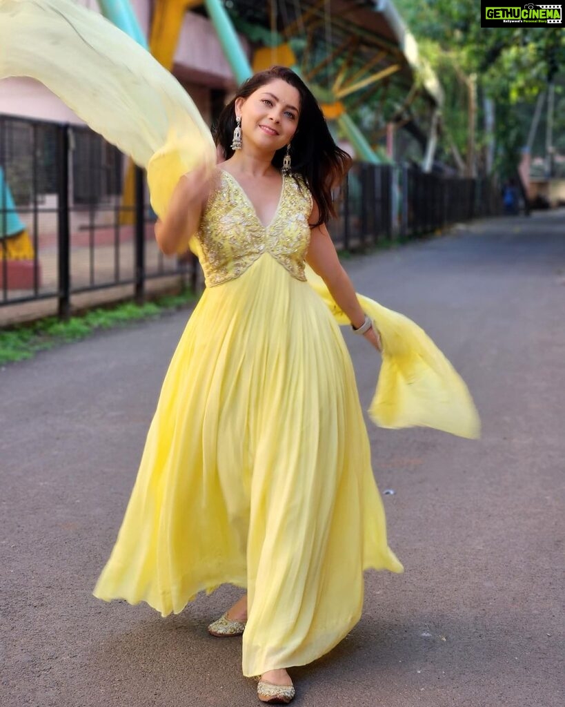 Sonalee Kulkarni Instagram - 🌟 Weekend में जब grey skies हो… Spreading some 💡 on your timeline #sonaleekulkarni #pujapatell #shashanksane #yellow #love #happyweekend #saturday