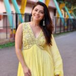 Sonalee Kulkarni Instagram - 🌟 Weekend में जब grey skies हो… Spreading some 💡 on your timeline #sonaleekulkarni #pujapatell #shashanksane #yellow #love #happyweekend #saturday
