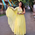 Sonalee Kulkarni Instagram - 🌟 Weekend में जब grey skies हो… Spreading some 💡 on your timeline #sonaleekulkarni #pujapatell #shashanksane #yellow #love #happyweekend #saturday