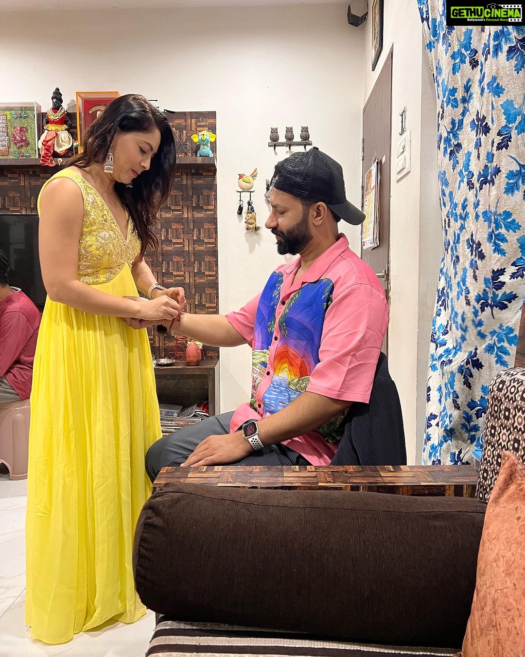 Sonalee Kulkarni Instagram - Family ties 🌸 #rakshabandhan 2023 ! #familytime #rakhispecial #sonaleekulkarni #atulkulkarni #atharvakulkarni #anirudhcherekar #poojarao #aaryarao #family #cousins P.S. missing @rohitkulkarni9 @abhi_kulkarni98 @rohan_kulkarni__