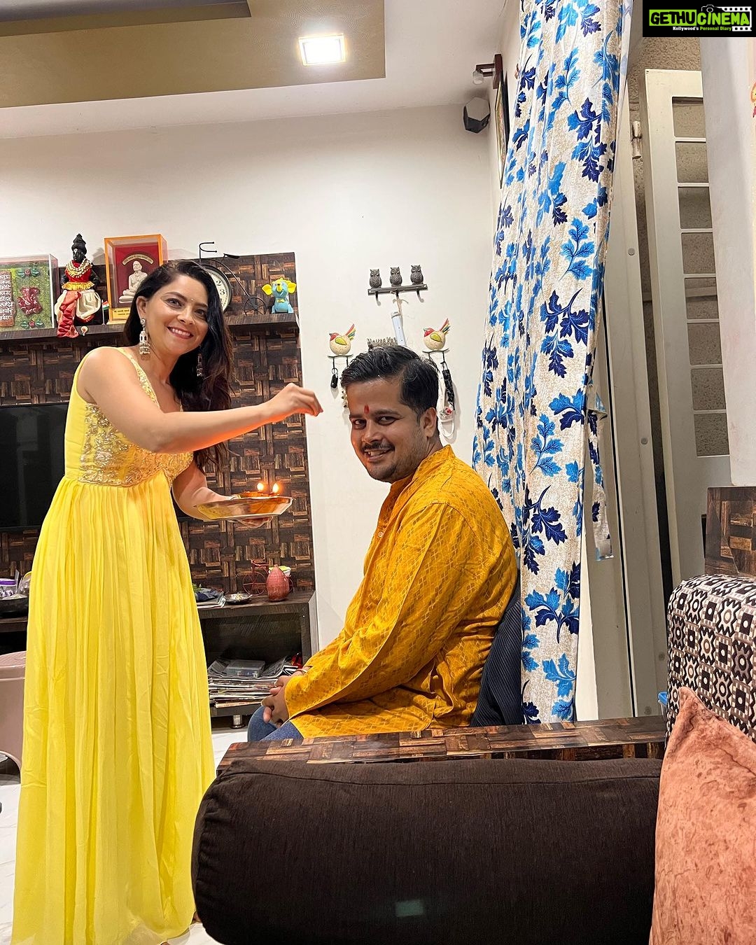 Sonalee Kulkarni Instagram - Family ties 🌸 #rakshabandhan 2023 ! #familytime #rakhispecial #sonaleekulkarni #atulkulkarni #atharvakulkarni #anirudhcherekar #poojarao #aaryarao #family #cousins P.S. missing @rohitkulkarni9 @abhi_kulkarni98 @rohan_kulkarni__