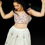 Sonalee Kulkarni Instagram - 🪷 सा रे गा म पा ध नी सा … 🎶 #sonaleekulkarni #whitemagic #yogitakadam #label for #saregamalilchamps Outfit @labelyogitakadam Photographer @sanjaymandre