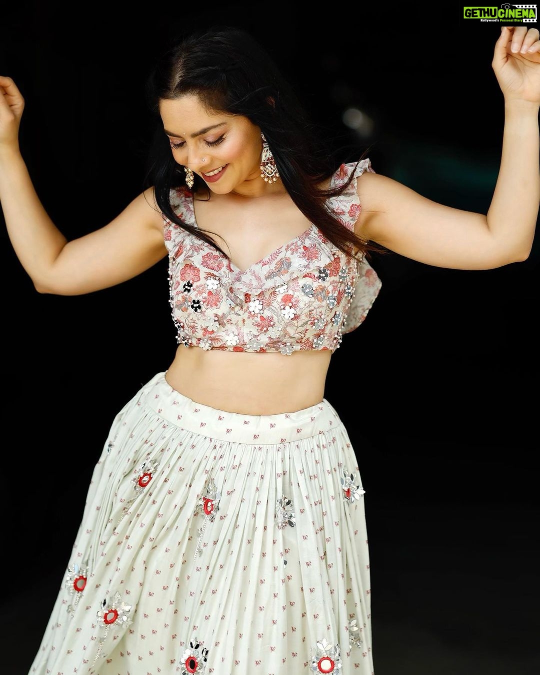 Sonalee Kulkarni Instagram - 🪷 सा रे गा म पा ध नी सा … 🎶 #sonaleekulkarni #whitemagic #yogitakadam #label for #saregamalilchamps Outfit @labelyogitakadam Photographer @sanjaymandre