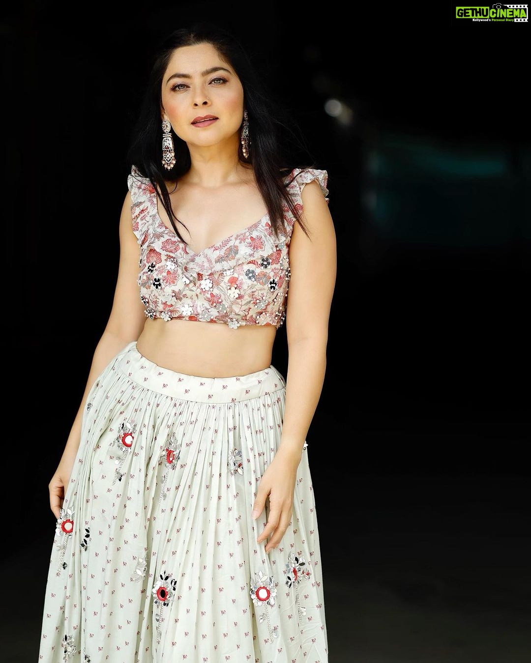 Sonalee Kulkarni Instagram - 🪷 सा रे गा म पा ध नी सा … 🎶 #sonaleekulkarni #whitemagic #yogitakadam #label for #saregamalilchamps Outfit @labelyogitakadam Photographer @sanjaymandre