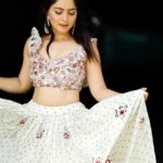 Sonalee Kulkarni Instagram - 🪷 सा रे गा म पा ध नी सा … 🎶 #sonaleekulkarni #whitemagic #yogitakadam #label for #saregamalilchamps Outfit @labelyogitakadam Photographer @sanjaymandre