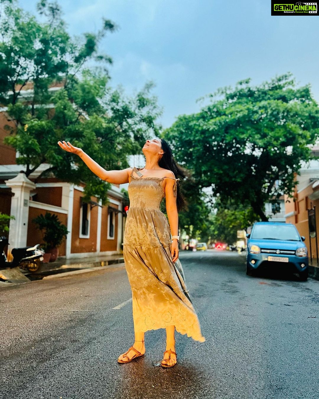 Sonalee Kulkarni Instagram - बरसात की पहली बूँद जब मुझपर गिरी तब लगा जैसे तूने छुआ हथेली पर गुदगुदाती यह बूँदे बालों से टपक कर काँधे पर गिरी मूँदी आँखों से देखी मैंने वह पहली बारिश तेरी मेरी ✍🏻 #rida #sonaleekulkarni #poem #poetry #love #rains #monsoon #hindi #baarish #rain
