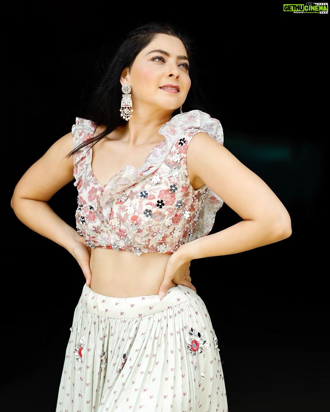 Sonalee Kulkarni Instagram - 🪷 सा रे गा म पा ध नी सा … 🎶 #sonaleekulkarni #whitemagic #yogitakadam #label for #saregamalilchamps Outfit @labelyogitakadam Photographer @sanjaymandre