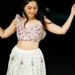 Sonalee Kulkarni Instagram - 🪷 सा रे गा म पा ध नी सा … 🎶 #sonaleekulkarni #whitemagic #yogitakadam #label for #saregamalilchamps Outfit @labelyogitakadam Photographer @sanjaymandre