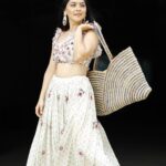 Sonalee Kulkarni Instagram - Have you bought your #Rakhi gift yet??? LAST chance to avail BUY 2 GET 1 FREE On this beautiful #handcrafted bag by #amarahandcrafted VISIT THE PROFILE and order from a variety of beautiful #handbags 👝👛👜 Outfit @labelyogitakadam #sonaleekulkarni #marathi #rakshabandhan #sister #gift #giftsforher #bags