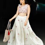 Sonalee Kulkarni Instagram - Have you bought your #Rakhi gift yet??? LAST chance to avail BUY 2 GET 1 FREE On this beautiful #handcrafted bag by #amarahandcrafted VISIT THE PROFILE and order from a variety of beautiful #handbags 👝👛👜 Outfit @labelyogitakadam #sonaleekulkarni #marathi #rakshabandhan #sister #gift #giftsforher #bags
