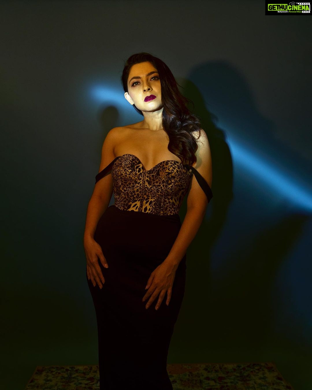 Sonalee Kulkarni Instagram - When the fire inside you burns brighter than the fire around you š„ Stylist @sshorewala Photogrpher @robotboy2400 MHUA @m.u.a_pradnya Outfit @aciddresses Assist Designer @designerkaran88 Location @ssfashionstudiobyshrreeya #sonaleekulkarni #blacklady #fire #womaninblack #newphotoshoot SS Fashion Studio by Shrreeya Shorewala sshorewala