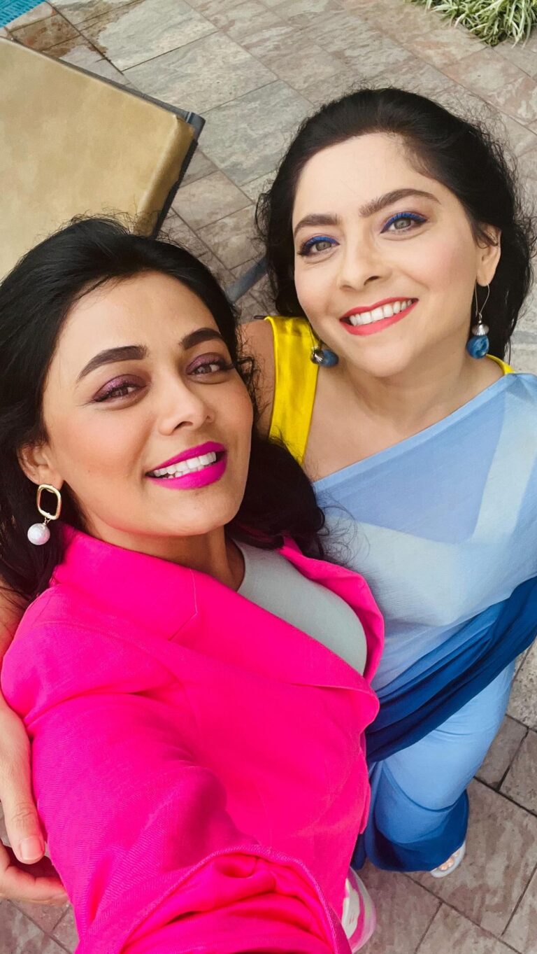 Sonalee Kulkarni Instagram - Okay, so doing this with #tumpa was not so much fun…because to make her sync is a challenge 🙈 Checkout till then end, to know what I mean 🫣 P.S. I still love you 😘 #sonaleekulkarni #prarthanabehere #mitwaa #trending #love #bffs #bestfriends #friendship #friendsforever 🧿