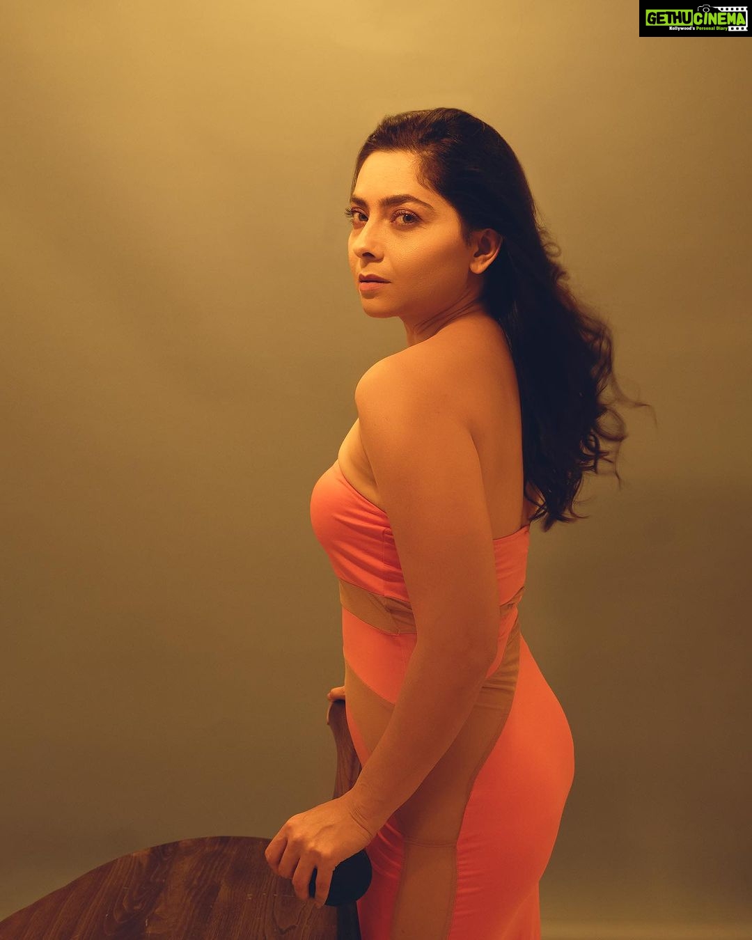 Sonalee Kulkarni Instagram - ☄️ #newme #sonaleekulkarni Stylist @sshorewala Photogrpher @robotboy2400 MHUA @m.u.a_pradnya Outfit @aciddresses Assist Designer @designerkaran88 Location @ssfashionstudiobyshrreeya