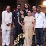 Sonalee Kulkarni Instagram – कालच्या धक्क्यातून अजून सावरतां आलं नाही आणि आज ही आणखी एक दुःखद बातमी आली… 

नितीन देसाईंनंतर…ना.धो.महानोर….. 
असा कसा हा नियतीचा खेळ ठरावा…! 

माझ्या आयुष्यात ज्यांनी “अजिंठा” आणला असे #NitinDesai आणि या महाकाव्याचे जनक #NaDhoMahanor आज आपल्यात नाही, 
पण त्यांच्या कलाकृतीं अजारामर रहातील🙏🏻
आपल्याला आयुष्यभर उर्जा देत रहातील हे नक्की🙏🏻

#NitinChandrakantDesai यांचं असं जाणं जिवाला चटका लावून जाणारं आहे. 
त्यांचं कामाबद्दल, कलेबद्दलचं प्रेम, वेड, हे खूप काही शिकवून गेलं. 
त्यांचं कला विश्वातलं कार्य हे अभिमानास्पद आहेच आणि ते पुढील अनेक वर्ष कलाकारांना प्रेरणादायी ठरेलच… #respect 🙏🏻

#Padmashri #NamdeoDhondoMahanor यांना #Ajintha या चित्रपटाच्या निमित्ताने भेटण्याचा योग आला होता.. त्यांचं “अजिंठा” नामक स्वप्न पडद्यावर साकारण्याचं भाग्य लाभलं 🙏🏻 

रानकविता आज खऱ्या अर्थाने ओसाड झाल्या.. 
घन ओथंबून येती.. हे शब्दांत व्यक्त करणारे ना.धो. महानोर आज इहलोकीच्या प्रवासाला निघून गेले. रानापासून मनापर्यंत पोहचलेला हा कवी माणूस.
“जैत रे जैत” ते “अजिंठा” ची गाणी ऐकताना महानोर सर तुमची आठवण येत राहील..🙏🏻

भावपूर्ण श्रद्धांजली 🙏🏻

P.S. this picture was taken during the first press conference of #marathifilm #Ajintha at the #NDStudio along with  #MuraliSharma @pgswallace @manoj.kolhatkar and #Nitin sir’s mother #sonaleekulkarni 

“In the end, only three things matter: how much you loved, how gently you lived and how gracefully you let go of things not meant for you.”- #buddha