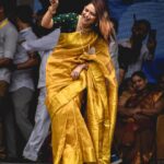 Sonalee Kulkarni Instagram – Guess the song …🎶 

Sari by @zartaricouture 
#candid #pictures #onstage #sonaleekulkarni #dahihandi #marathimulgi #sarees #gold
#instagram #instagood #style
#marathisong #lovefordance