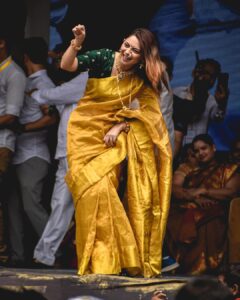 Sonalee Kulkarni Instagram - Guess the song …🎶 

Sari by @zartaricouture 
#candid #pictures #onstage #sonaleekulkarni #dahihandi #marathimulgi #sarees #gold
#instagram #instagood #style
#marathisong #lovefordance