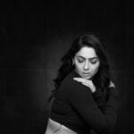 Sonalee Kulkarni Instagram – तोड़ के हर पिंजरा जाने कब मैं उड़ जाऊँगी चाहे लाख बिछा लो बंदिशे फिर भी दूर आसमान मैं अपनी जगह बनाऊंगी  भले ही परम्परावादी जंजीरों से बांधे है दुनिया के लोगों ने पैर मेरे, फिर भी उस जंजीरों को तोड़ जाऊँगी मैं किसी से कम नहीं सारी दुनिया को दिखाऊंगी 
#sonaleekulkarni