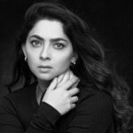 Sonalee Kulkarni Instagram – तेरे केनवास पर
एक रहस्यमयी लकीर बन
ख़ामोश तुझे देखती रहूँगी
मैं तुझे फिर मिलूँगी
कहाँ कैसे पता नहीं

✍🏻 – अमृता प्रीतम 

#sonaleekulkarni x #AmritaPritam