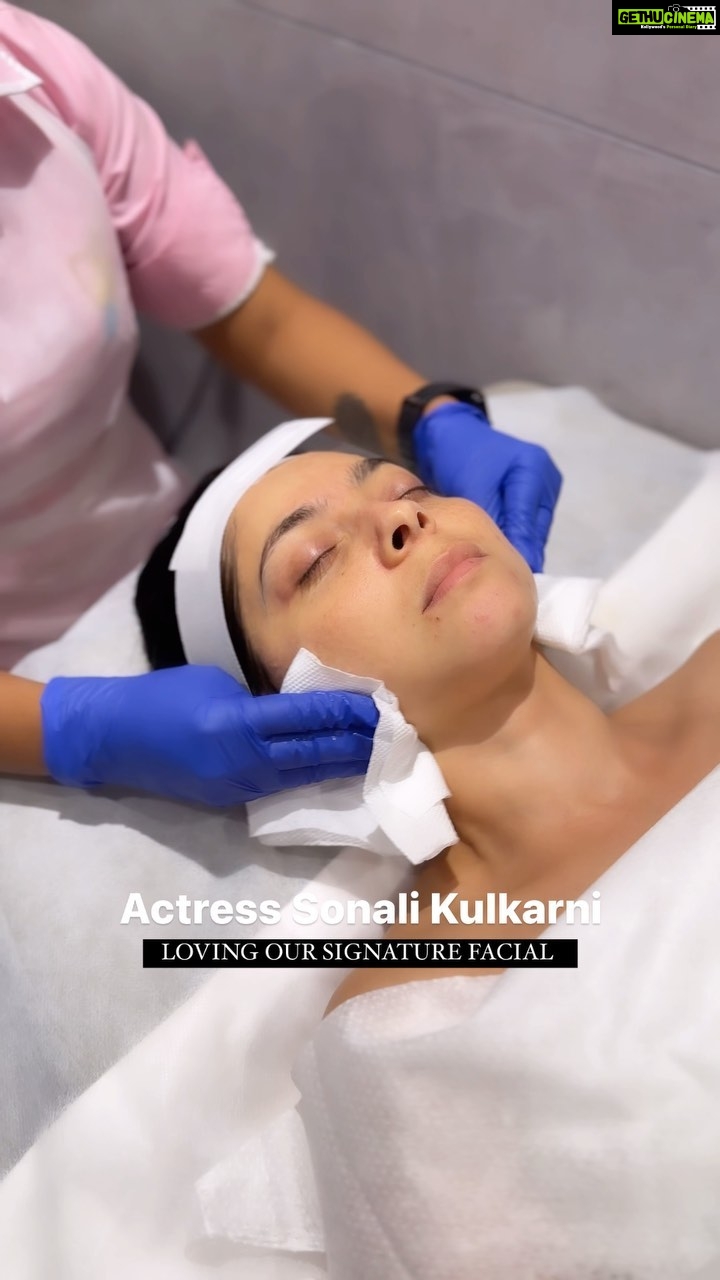 Sonalee Kulkarni Instagram - Our lovely @sonalee18588 experiencing ultimate relaxation while getting her Kaizen signature facial!✨⚡️ . . #facials #relaxation #relaxingfacial #relaxingfacials #facialtreatments #facialskincare #skinlove #loveyourskin #skincare #facialrejuvenation #signaturefacial #kaizenbydermavilla #kaizen #kaizenstateofmind #celebrityfacials #facialmassage Dermavilla