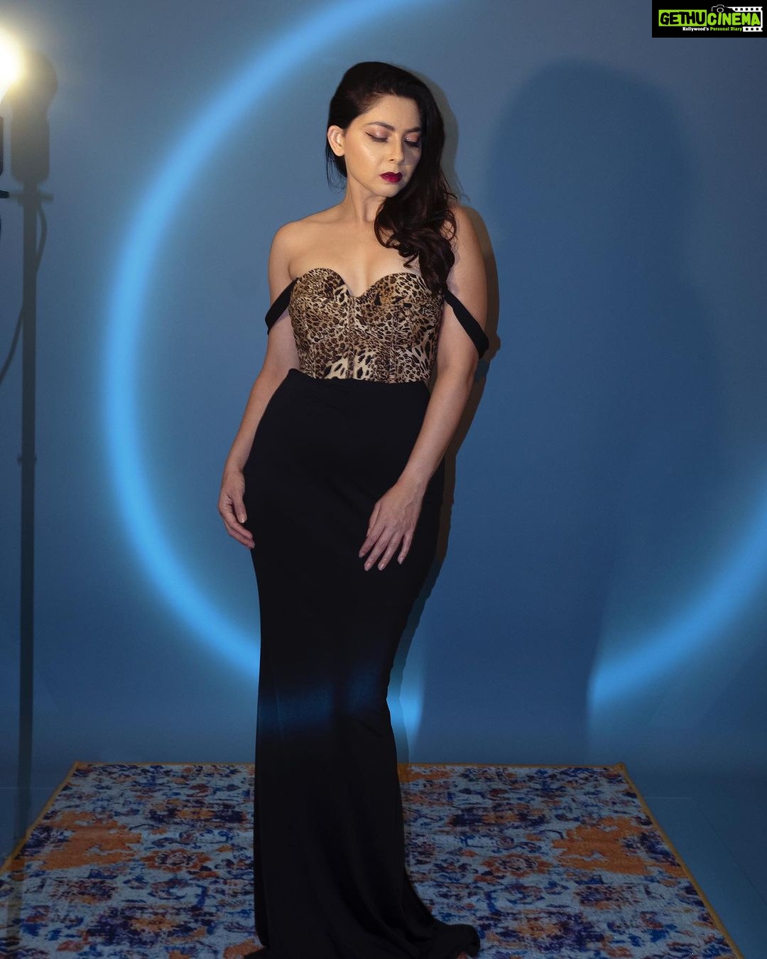 Sonalee Kulkarni Instagram - When the fire inside you burns brighter than the fire around you š„ Stylist @sshorewala Photogrpher @robotboy2400 MHUA @m.u.a_pradnya Outfit @aciddresses Assist Designer @designerkaran88 Location @ssfashionstudiobyshrreeya #sonaleekulkarni #blacklady #fire #womaninblack #newphotoshoot SS Fashion Studio by Shrreeya Shorewala sshorewala