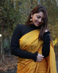 Sonalee Kulkarni Instagram - 💛 for🥻 #AnayaPandit from #DateBhet out soon on #AmazonPrimeVideo ! #sonaleekulkarni #yellow #sari #sarilove #saree #marathimulgi #marathi #cinema