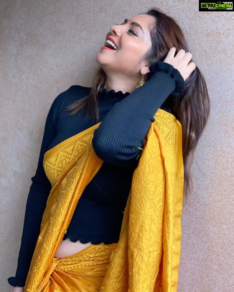 Sonalee Kulkarni Instagram - 💡Warm or Cool 🆒… what’s your take ? Swipe ➡️till 🔚 to choose your tone for #AnayaPandit 💡 #yellow or #blue #DateBhet out on @primevideoin soon! #sonaleekulkarni #yellow #sari #sarilove #saree #marathimulgi #marathi #cinema