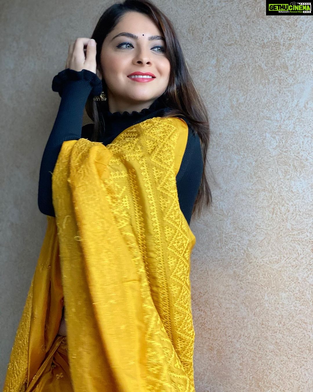 Sonalee Kulkarni Instagram - 💡Warm or Cool 🆒… what’s your take ? Swipe ➡️till 🔚 to choose your tone for #AnayaPandit 💡 #yellow or #blue #DateBhet out on @primevideoin soon! #sonaleekulkarni #yellow #sari #sarilove #saree #marathimulgi #marathi #cinema