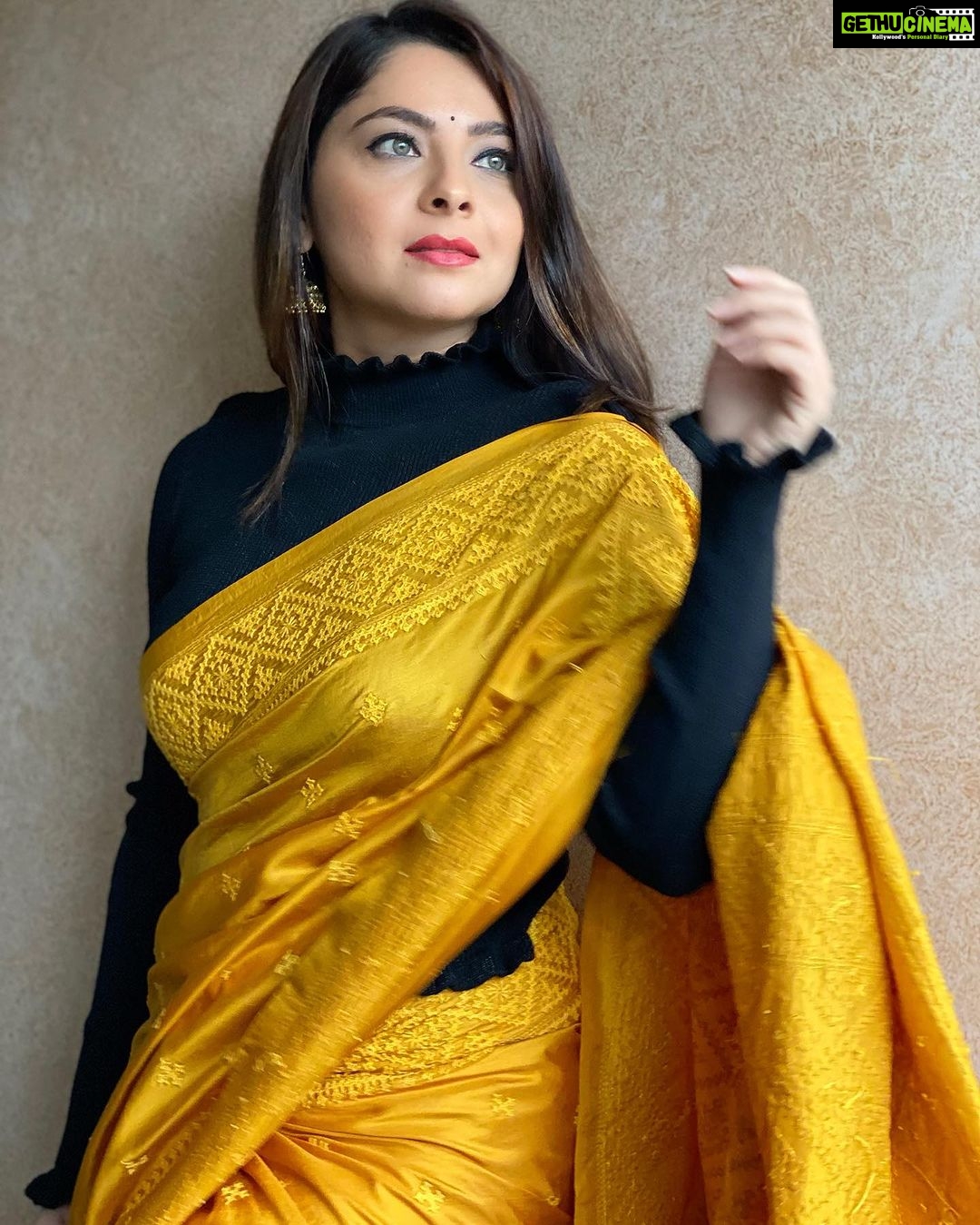 Sonalee Kulkarni Instagram - 💡Warm or Cool 🆒… what’s your take ? Swipe ➡️till 🔚 to choose your tone for #AnayaPandit 💡 #yellow or #blue #DateBhet out on @primevideoin soon! #sonaleekulkarni #yellow #sari #sarilove #saree #marathimulgi #marathi #cinema