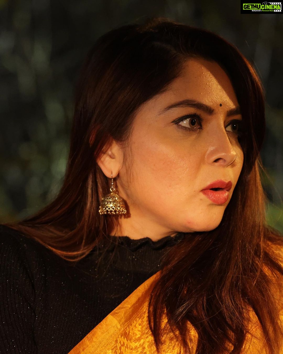 Sonalee Kulkarni Instagram - 💡Warm or Cool 🆒… what’s your take ? Swipe ➡️till 🔚 to choose your tone for #AnayaPandit 💡 #yellow or #blue #DateBhet out on @primevideoin soon! #sonaleekulkarni #yellow #sari #sarilove #saree #marathimulgi #marathi #cinema